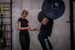 Fizjoterapia ACL powrót do sportu – trening plyometryczny w gabinecie fizjoterapii w Będzinie Smart Physio