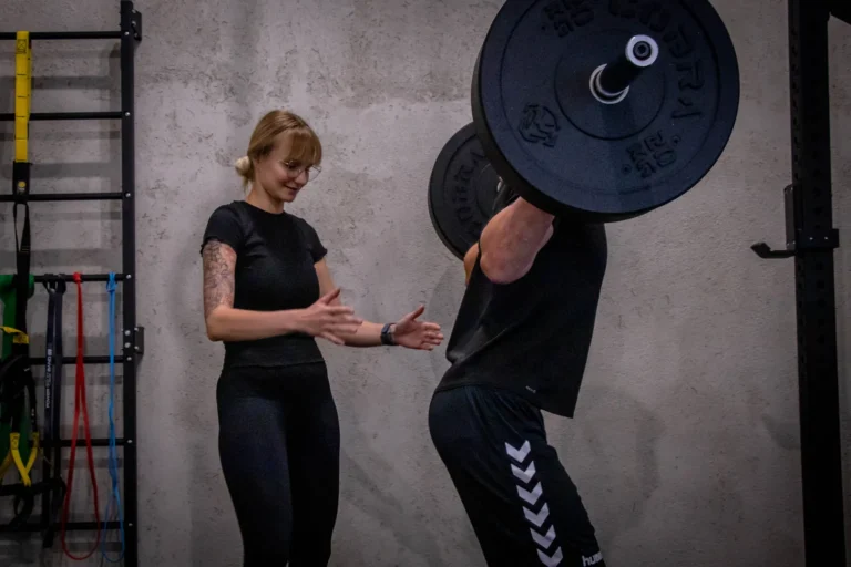 Fizjoterapia ACL powrót do sportu – trening plyometryczny w gabinecie fizjoterapii w Będzinie Smart Physio
