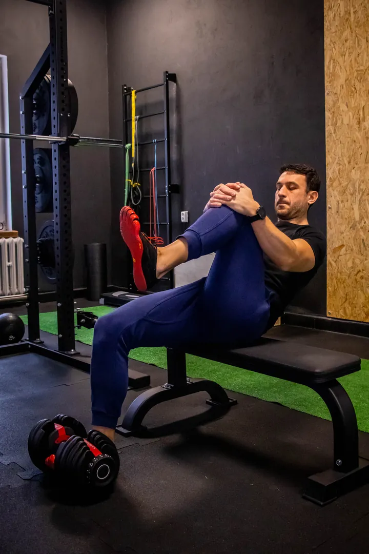 Bench Hip Flexor Sit-Up – ćwiczenie na zginacze biodra wykonywane w gabinecie fizjoterapii Smart Physio Będzin
