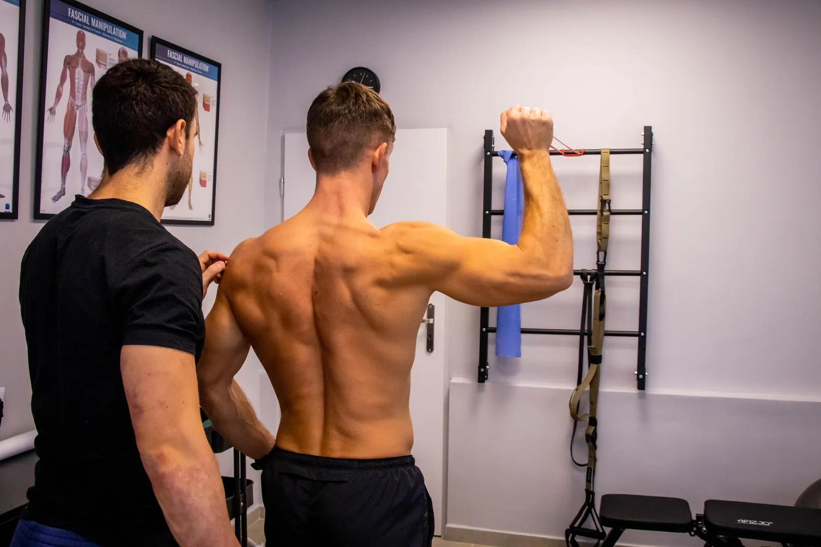 Fizjoterapeuta badający zakres ruchu i funkcję barku podczas diagnostyki w gabinecie Smart Physio Będzin