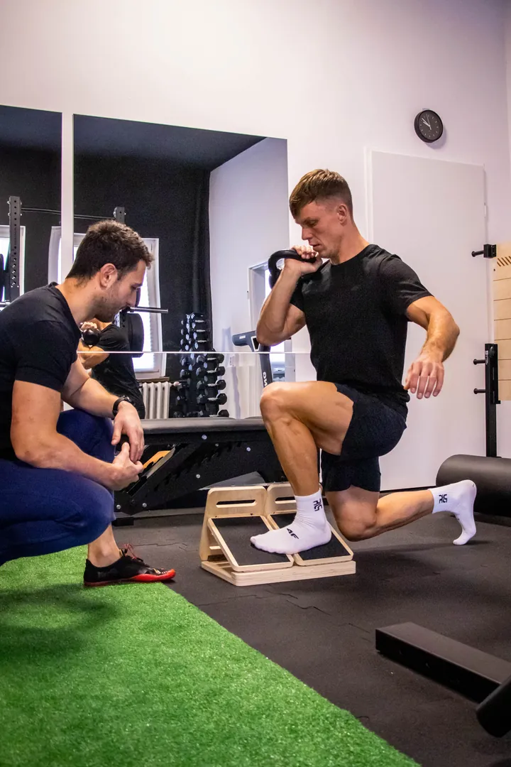 Split squat na bocznej pochylni – ćwiczenie prewencyjne dla biegaczy, fizjoterapia Będzin Smart Physio